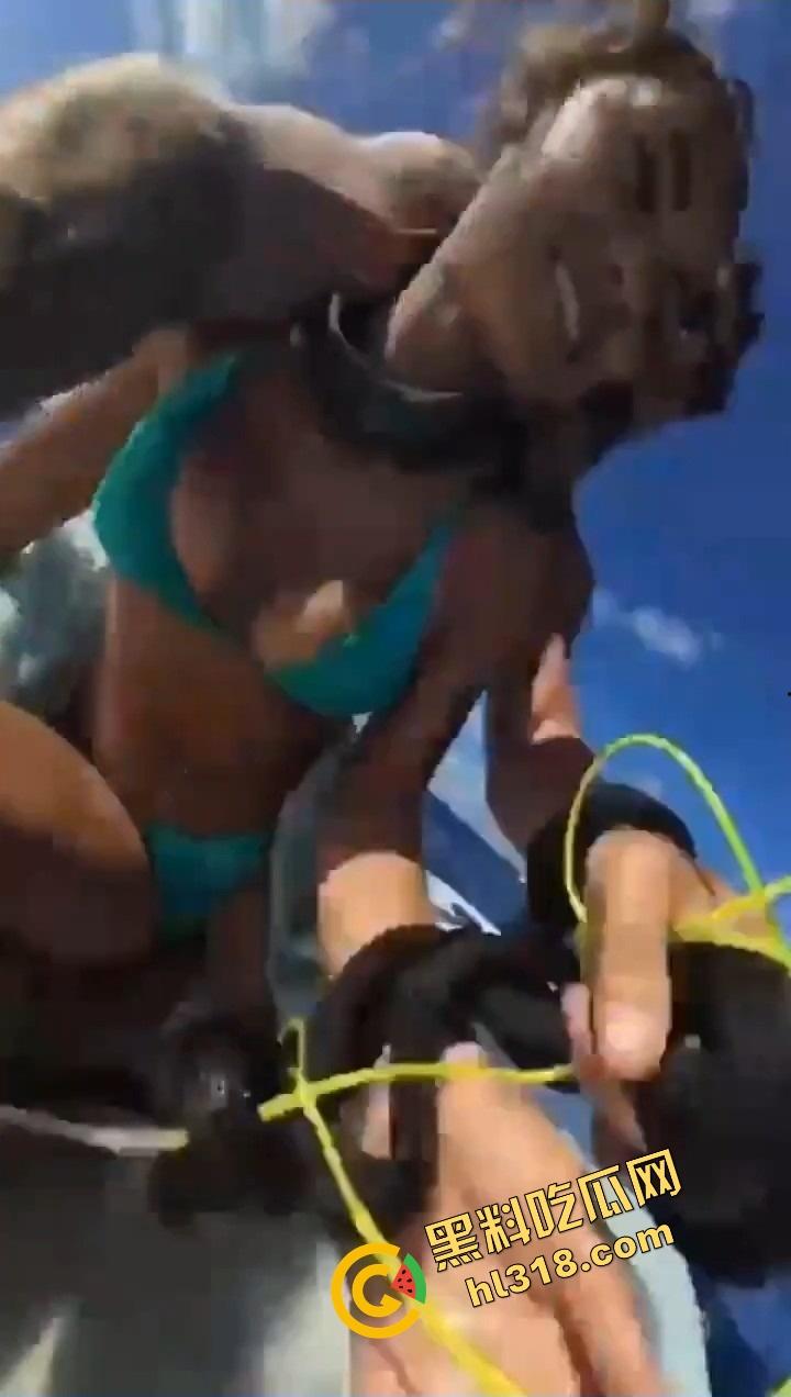 老外挑战大海漂流日逼，日到一半遇金枪鱼，鸡儿抽插手在抓鱼，打完炮还能吃活生鱼片，真正的野外求生！  第5张