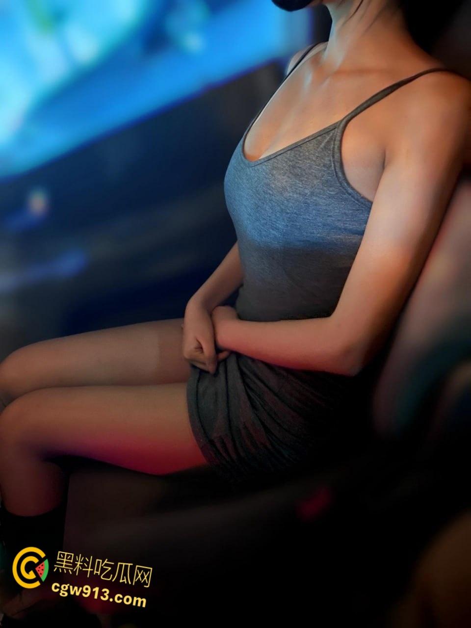 送喝醉酒的姐姐回家，饥渴姐姐竟让我陪她，性感灰丝高跟鞋足交，忍无可忍撕开丝袜后入爆操 ！  第3张