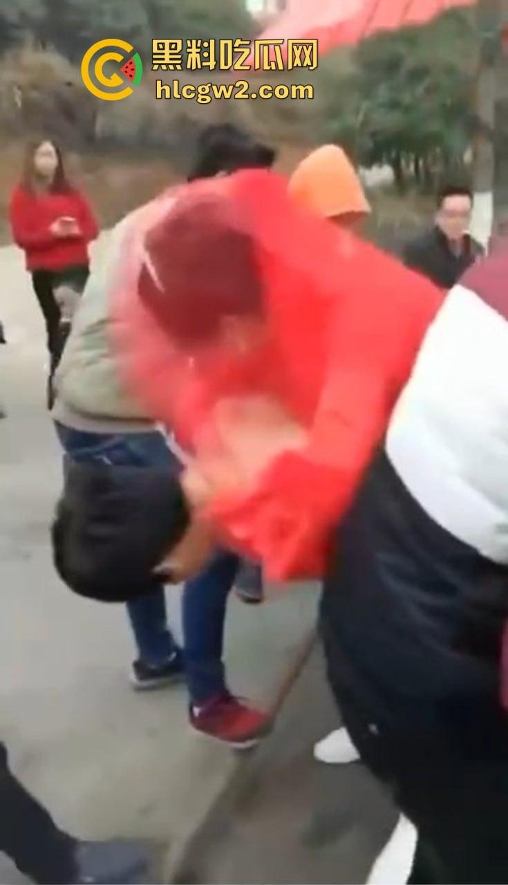 冬天也阻挡不了婚闹骚操作！新郎光着身子拉新娘，挡部麦克风延长到笑裂！  第2张