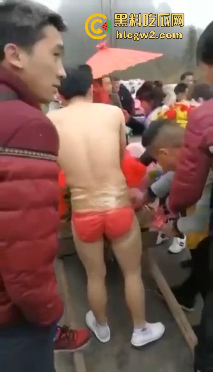 冬天也阻挡不了婚闹骚操作！新郎光着身子拉新娘，挡部麦克风延长到笑裂！  第4张