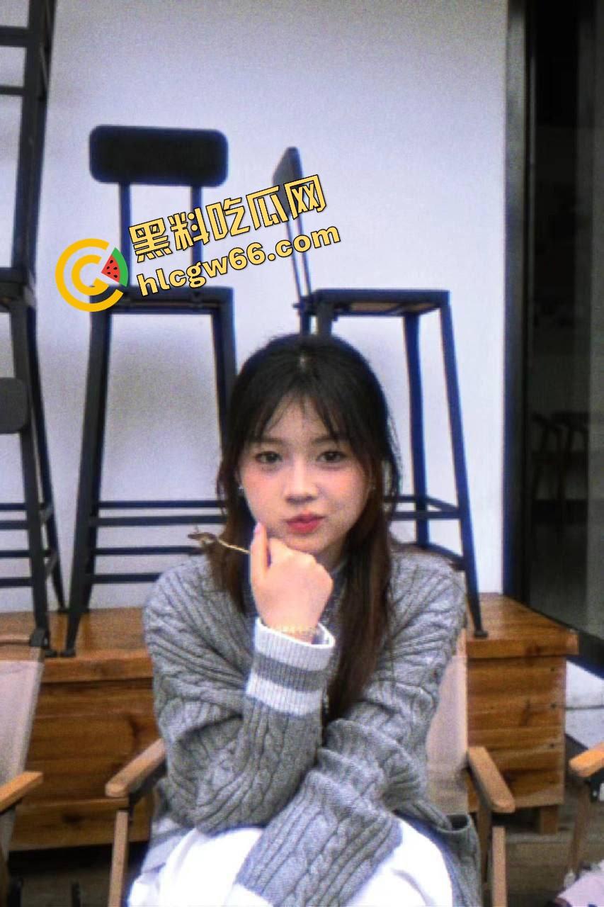 别看穿JK装，南充女大【李萌】骚得一匹，清纯大三女自拍掰穴自慰流出，阴唇黑得像涂了墨水！  第3张