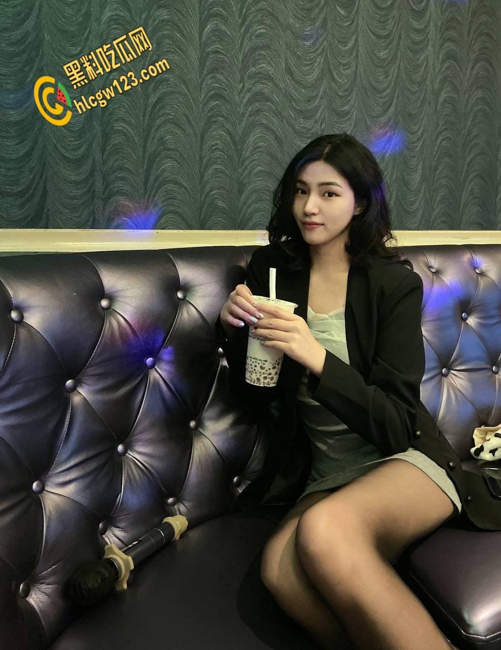 高冷学姐变骚浪母狗！黑白丝大长腿勾魂，富二代爆操后入，含着JB直流口水 !  第1张