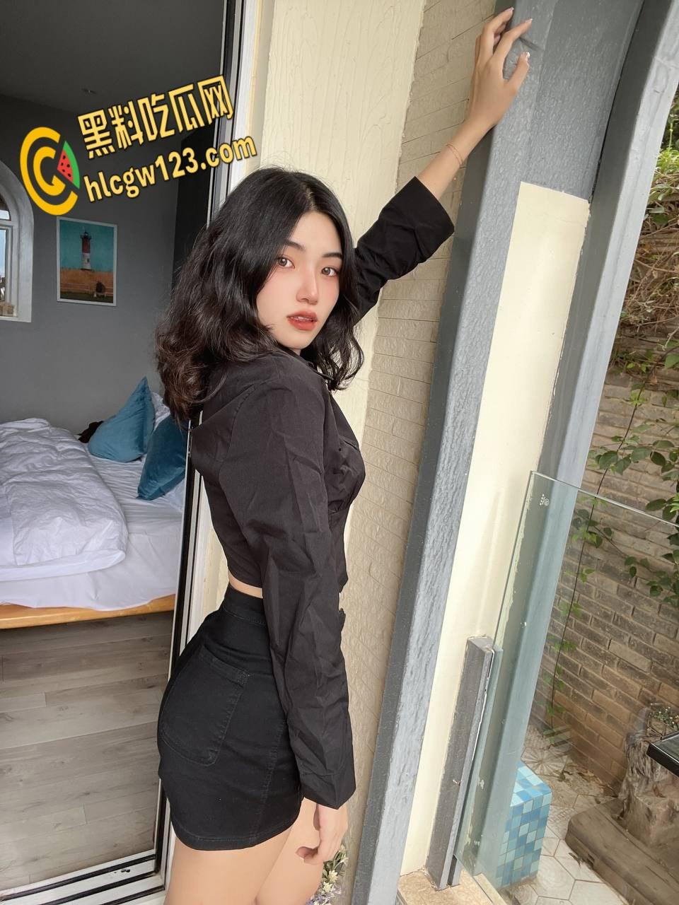 高冷学姐变骚浪母狗！黑白丝大长腿勾魂，富二代爆操后入，含着JB直流口水 !  第4张