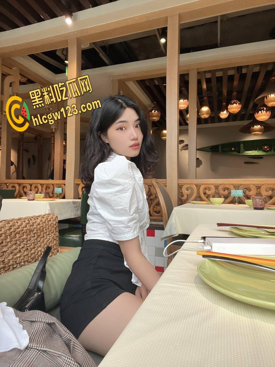 高冷学姐变骚浪母狗！黑白丝大长腿勾魂，富二代爆操后入，含着JB直流口水 !  第5张