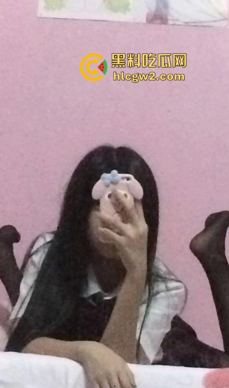 极品露脸嫩妹学生反差婊【蓝心然】生活照外流！云盘意外泄露，私藏逼照和裸照一览无遗，反差骚货实锤！  第1张