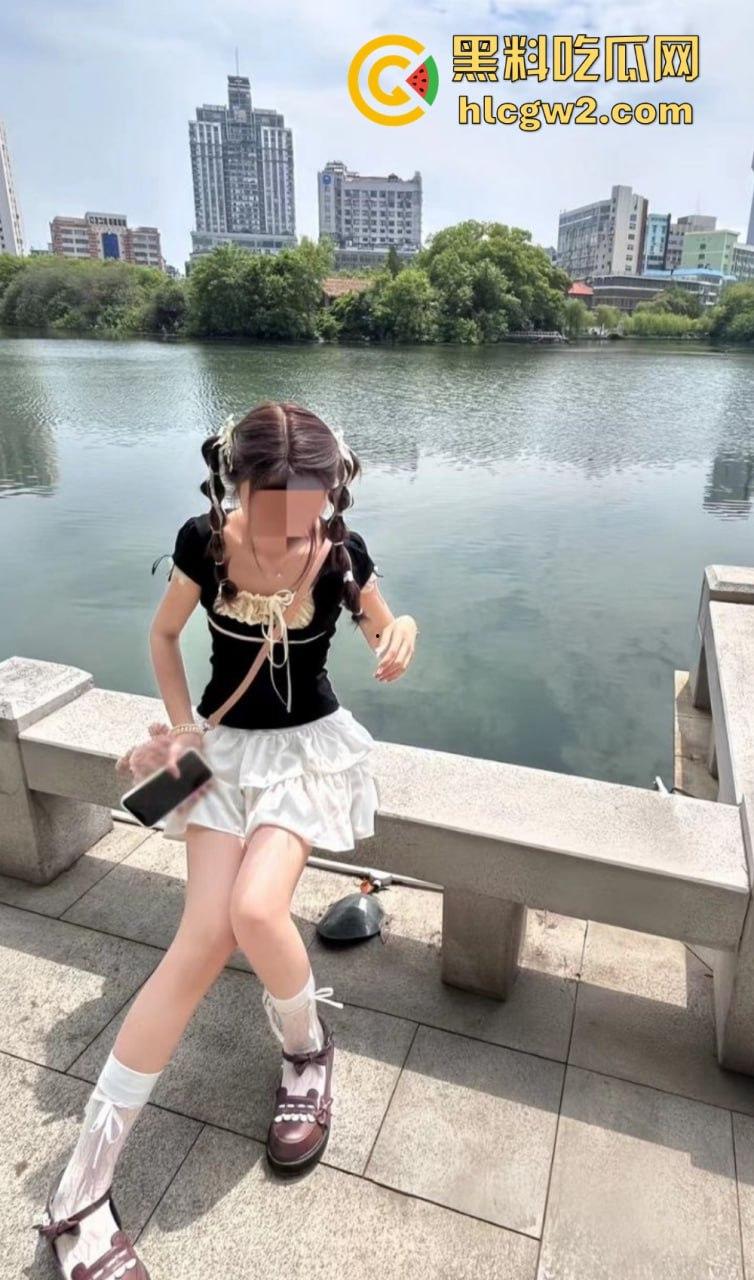 极品露脸嫩妹学生反差婊【蓝心然】生活照外流！云盘意外泄露，私藏逼照和裸照一览无遗，反差骚货实锤！  第7张