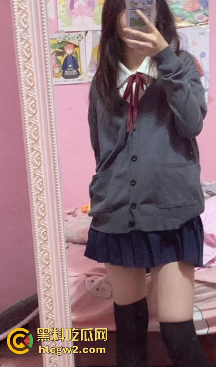 极品露脸嫩妹学生反差婊【蓝心然】生活照外流！云盘意外泄露，私藏逼照和裸照一览无遗，反差骚货实锤！  第11张