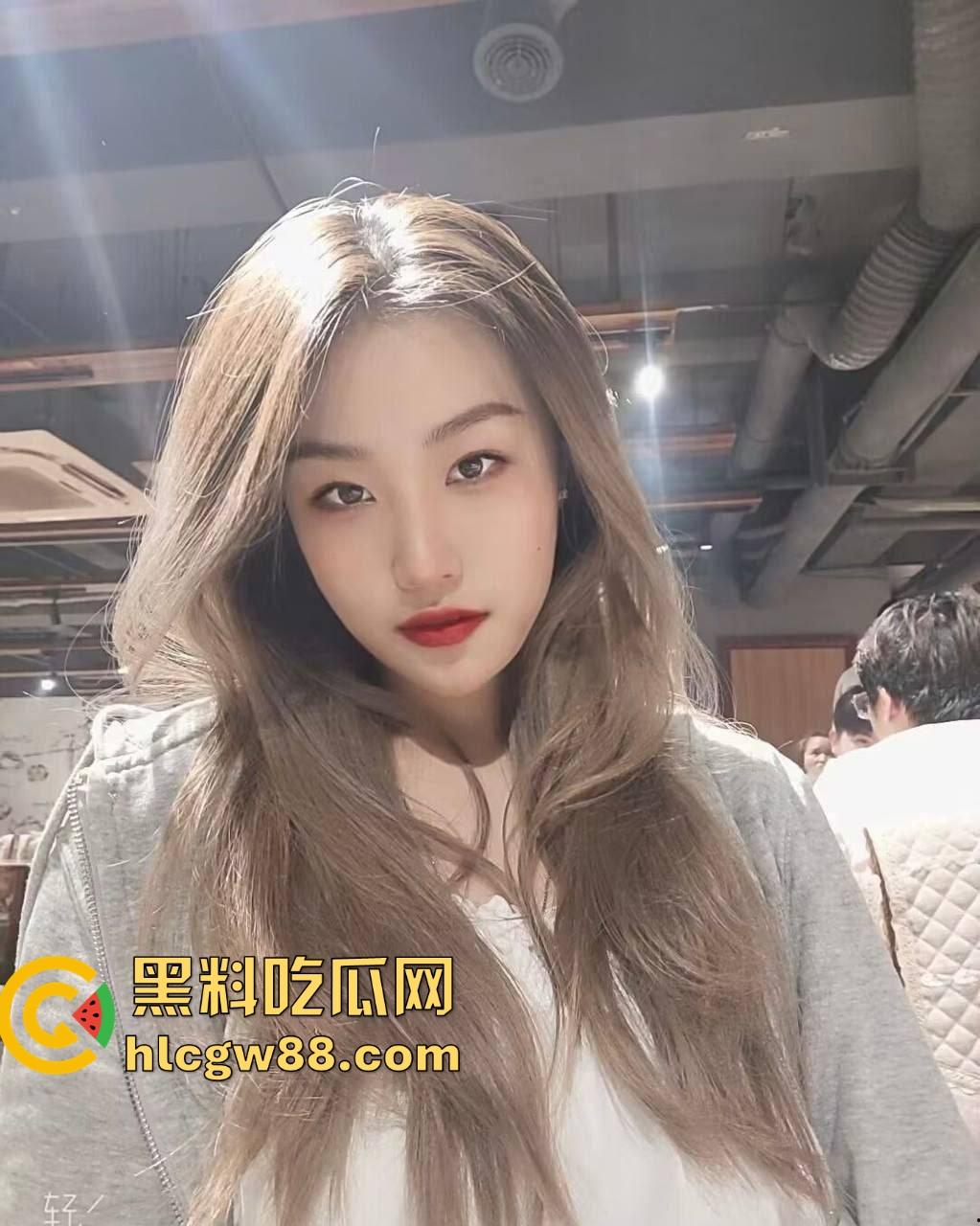 上海交通大学『周奕』反差骚母狗在酒店被丢床上爆操，激情打桩到失神，内射小穴表情太淫荡！  第8张