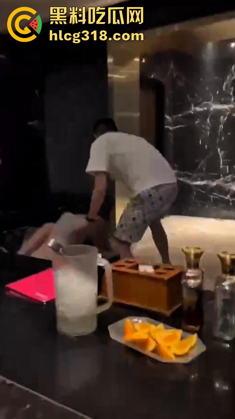 商K美女包房撕逼，说闺蜜男友坏话，忽悠俩人分手，却自己主动贴上去勾引，旁边大哥都看不下去了！  第1张