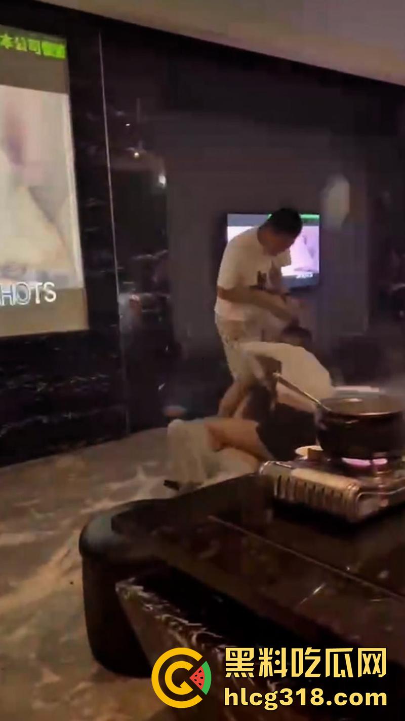 商K美女包房撕逼，说闺蜜男友坏话，忽悠俩人分手，却自己主动贴上去勾引，旁边大哥都看不下去了！  第4张