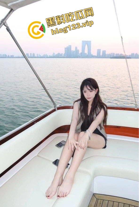 26岁研究生女神【刘美丽】的反差肥臀足控！露胸内衣加嫩乳头双手抓爆，肥臀后入任劳任怨！  第4张