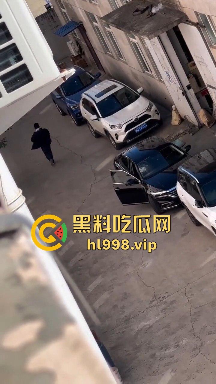 天津丈夫怀疑老婆出轨怒砸车，老婆吓得弃车逃跑！掏出自制手枪开火，枪声堪比沙鹰，建国后还敢造枪！  第1张