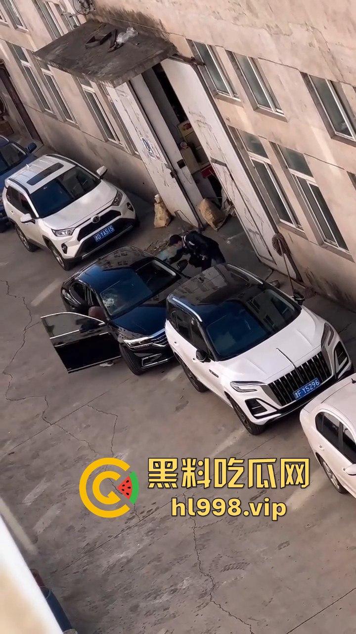 天津丈夫怀疑老婆出轨怒砸车，老婆吓得弃车逃跑！掏出自制手枪开火，枪声堪比沙鹰，建国后还敢造枪！  第13张