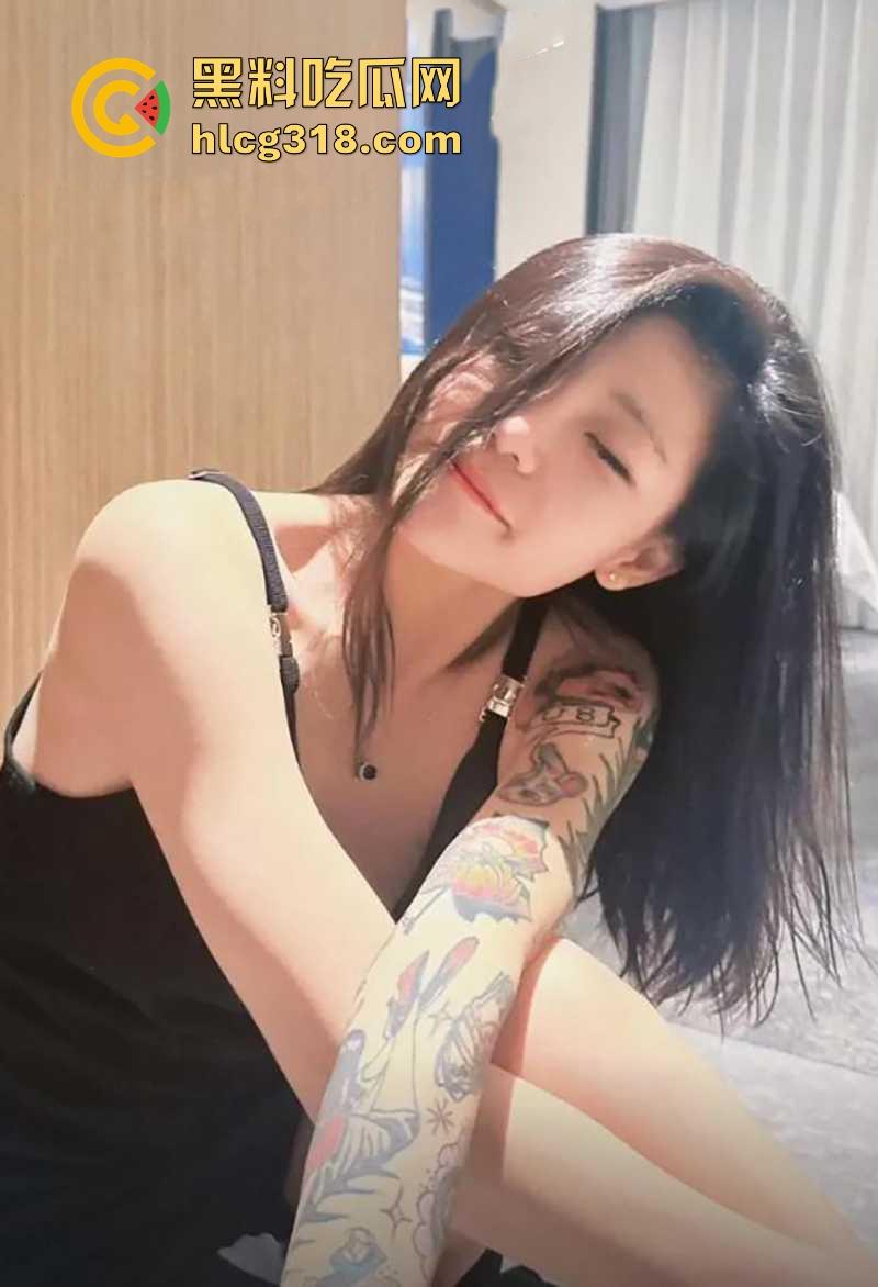 抖音网红【然后的然】直播PK为拉人气票竟现场脱衣服，全裸奶子小穴全露大放送，热心观众纷纷录屏！  第3张