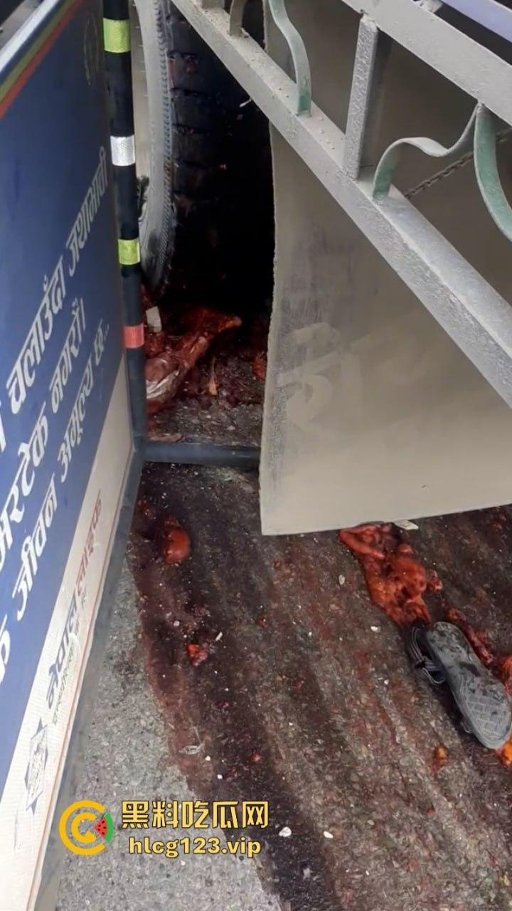 血腥慎点！太惨烈！尼泊尔一男子遭货车碾压拖行 “肠子都出来了！”  第6张