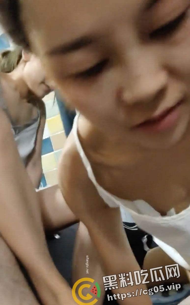 畜生！女子带离婚的同事和老公玩双飞 就让小孩在旁边看着 吃鸡吧的时候还跟小孩子说妈妈吃一口你吃一口  第7张