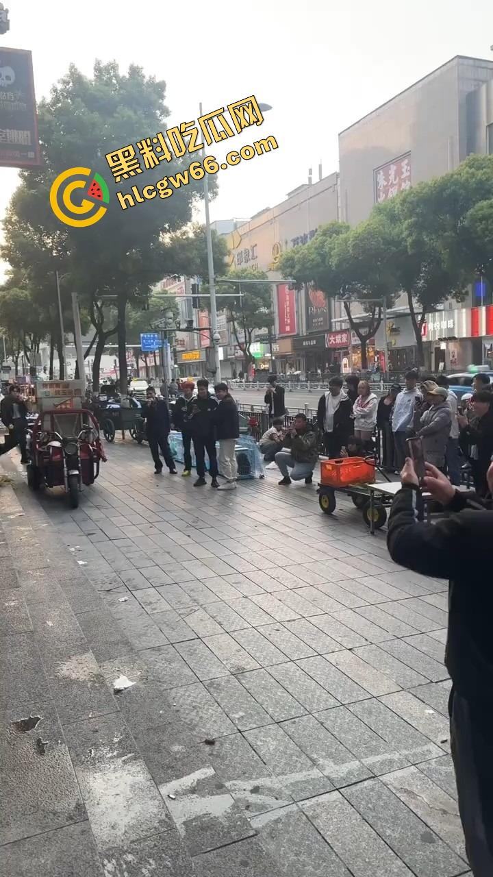 长沙解放西路嫩妹网红街头拍段子，结果路人上来对着大奶一顿狂抓，手顺势摸逼全场看傻？  第1张