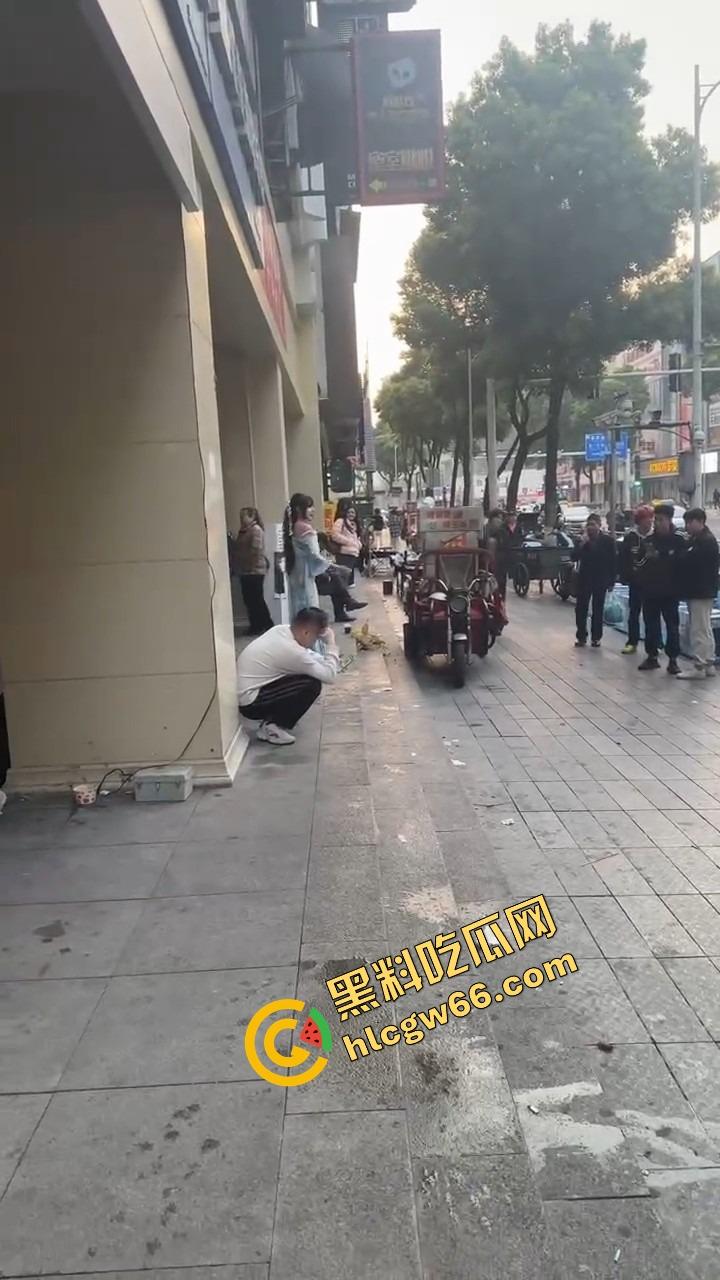 长沙解放西路嫩妹网红街头拍段子，结果路人上来对着大奶一顿狂抓，手顺势摸逼全场看傻？  第2张