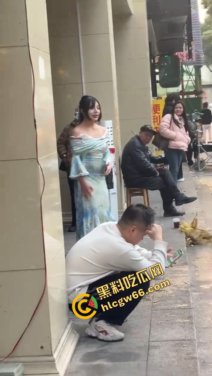 长沙解放西路嫩妹网红街头拍段子，结果路人上来对着大奶一顿狂抓，手顺势摸逼全场看傻？  第3张