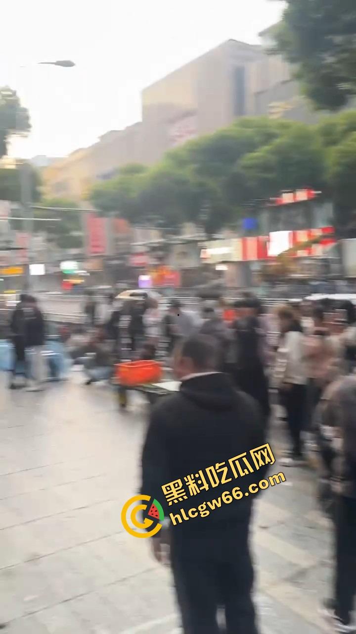 长沙解放西路嫩妹网红街头拍段子，结果路人上来对着大奶一顿狂抓，手顺势摸逼全场看傻？  第4张