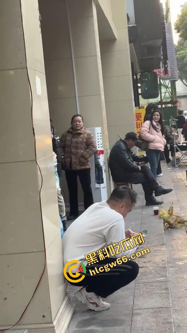 长沙解放西路嫩妹网红街头拍段子，结果路人上来对着大奶一顿狂抓，手顺势摸逼全场看傻？  第5张