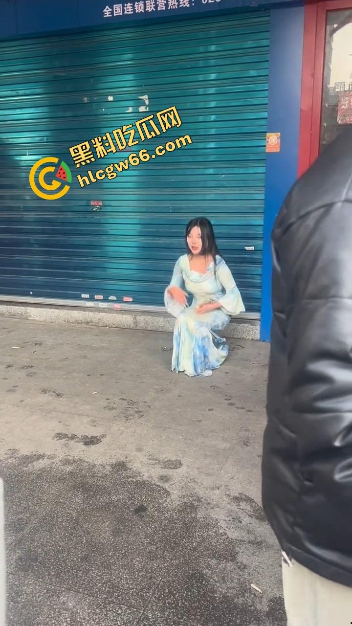 长沙解放西路嫩妹网红街头拍段子，结果路人上来对着大奶一顿狂抓，手顺势摸逼全场看傻？  第9张