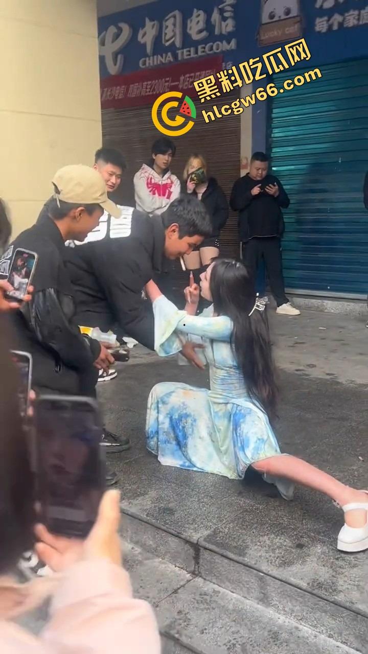 长沙解放西路嫩妹网红街头拍段子，结果路人上来对着大奶一顿狂抓，手顺势摸逼全场看傻？  第12张