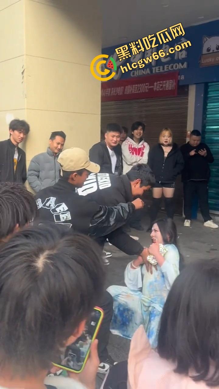 长沙解放西路嫩妹网红街头拍段子，结果路人上来对着大奶一顿狂抓，手顺势摸逼全场看傻？  第13张