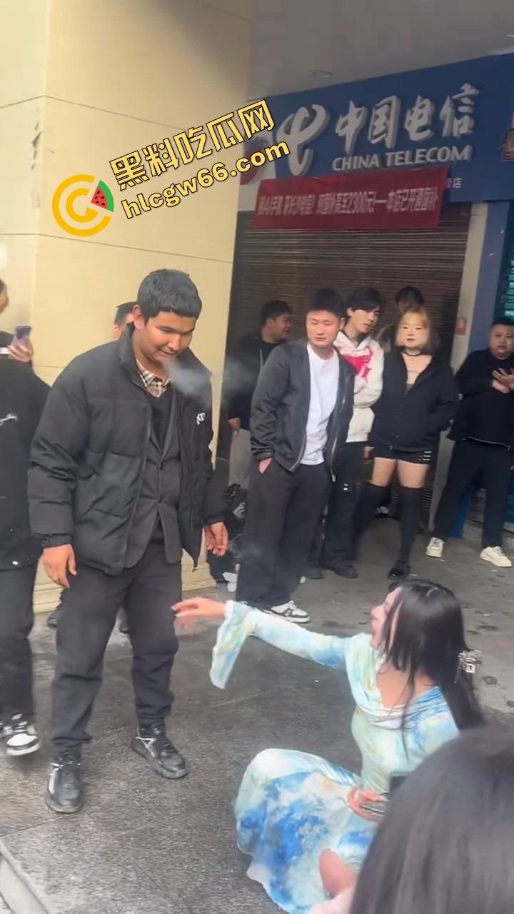 长沙解放西路嫩妹网红街头拍段子，结果路人上来对着大奶一顿狂抓，手顺势摸逼全场看傻？  第15张