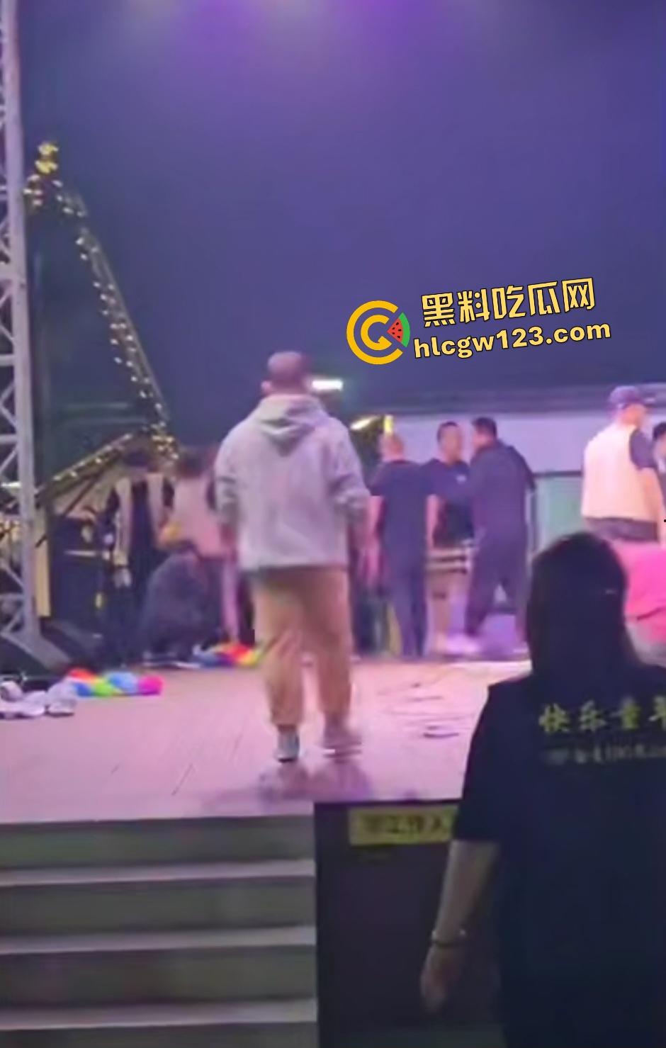 舞台上惊天黑料老婆被猥亵，妻子还抱老公让几人打成猪头，事后老公查出老婆出轨！  第1张