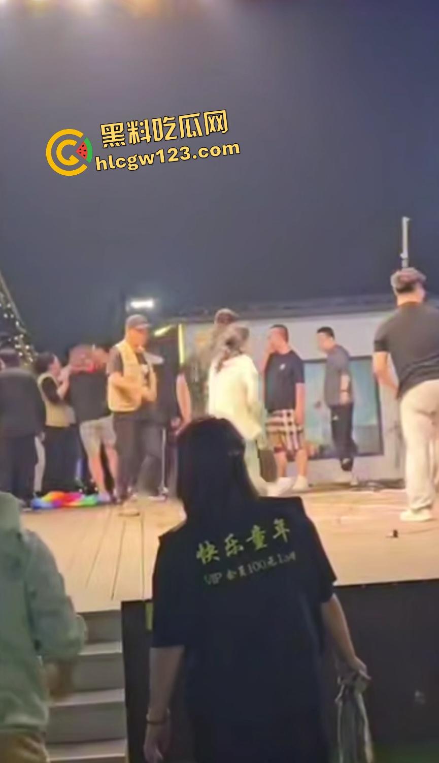 舞台上惊天黑料老婆被猥亵，妻子还抱老公让几人打成猪头，事后老公查出老婆出轨！  第2张