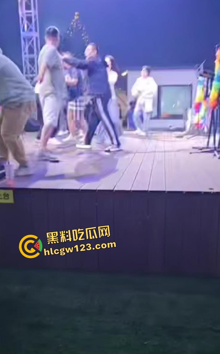 舞台上惊天黑料老婆被猥亵，妻子还抱老公让几人打成猪头，事后老公查出老婆出轨！  第7张