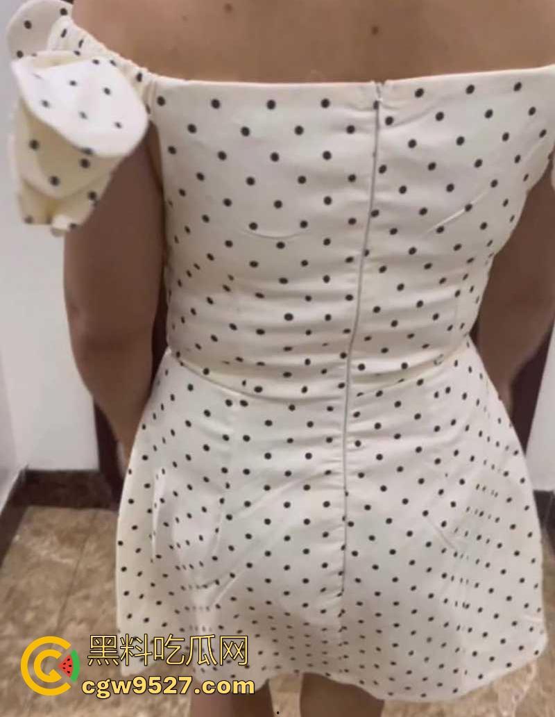 外甥趁小姨洗澡脱光闯入，被肉棒诱惑竟主动舔屌求操，后入打桩爆操，对白露骨场面超淫！  第3张