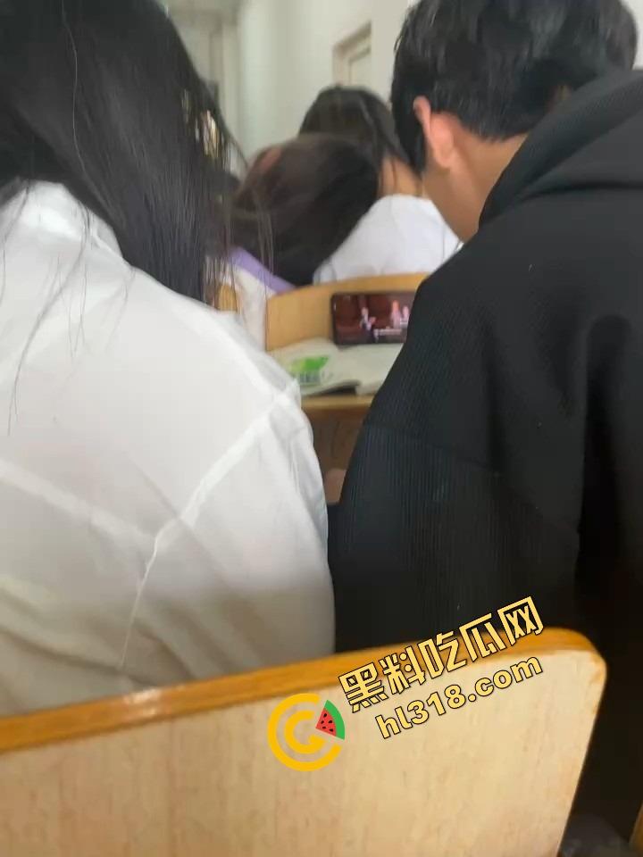 工商大课堂情侣上演当众扣逼，女的一边听课一边夹腿呻吟，逼水湿透凳子，老师讲高数她在学生物！  第11张
