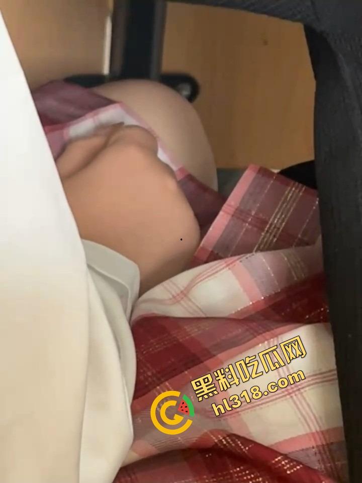 工商大课堂情侣上演当众扣逼，女的一边听课一边夹腿呻吟，逼水湿透凳子，老师讲高数她在学生物！  第14张