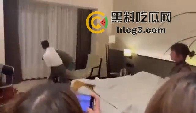 酒店门口堵门抓奸！气愤难忍，还带摄像团队拍下这对狗男女，记录‘被绿’的全程！  第2张