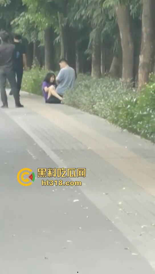 激情情侣马路边操逼！要不是有路人经过劝解还继续干，当路人都是你们两paly的一环呗！  第3张