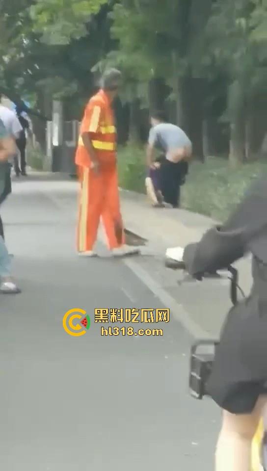 激情情侣马路边操逼！要不是有路人经过劝解还继续干，当路人都是你们两paly的一环呗！  第6张