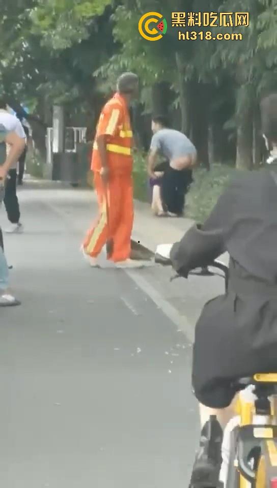 激情情侣马路边操逼！要不是有路人经过劝解还继续干，当路人都是你们两paly的一环呗！  第7张