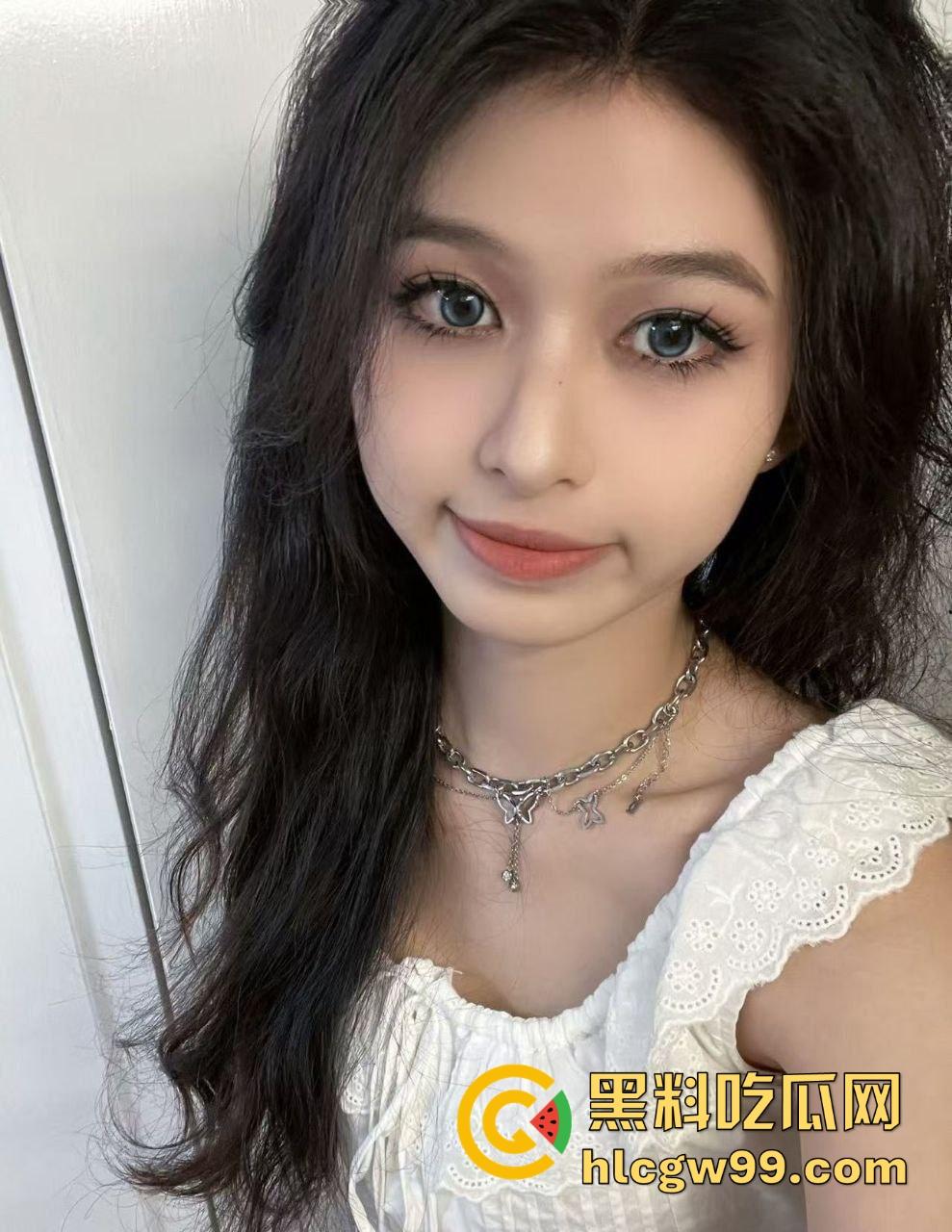 安徽师范大学女大学生【蒋弱弱】情趣内衣自拍骚照，酒店全裸自拍，最爱被大鸡巴从后面怼穿！  第1张