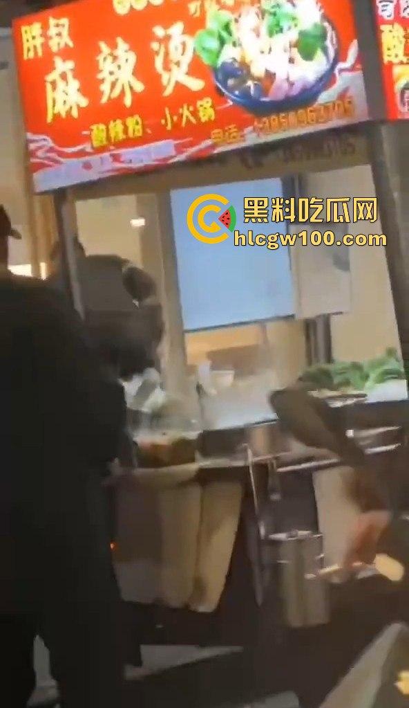 福建南平惊险一男子在夜宵摊用刀具不停地捅刺一女生，大老爷们怎么下得去手的。  第1张