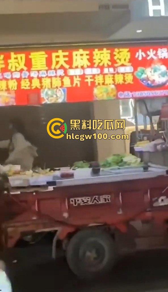 福建南平惊险一男子在夜宵摊用刀具不停地捅刺一女生，大老爷们怎么下得去手的。  第2张