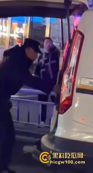 福建南平惊险一男子在夜宵摊用刀具不停地捅刺一女生，大老爷们怎么下得去手的。  第4张