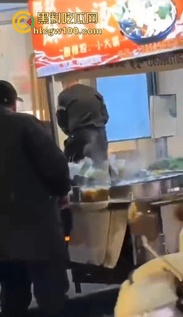 福建南平惊险一男子在夜宵摊用刀具不停地捅刺一女生，大老爷们怎么下得去手的。  第6张