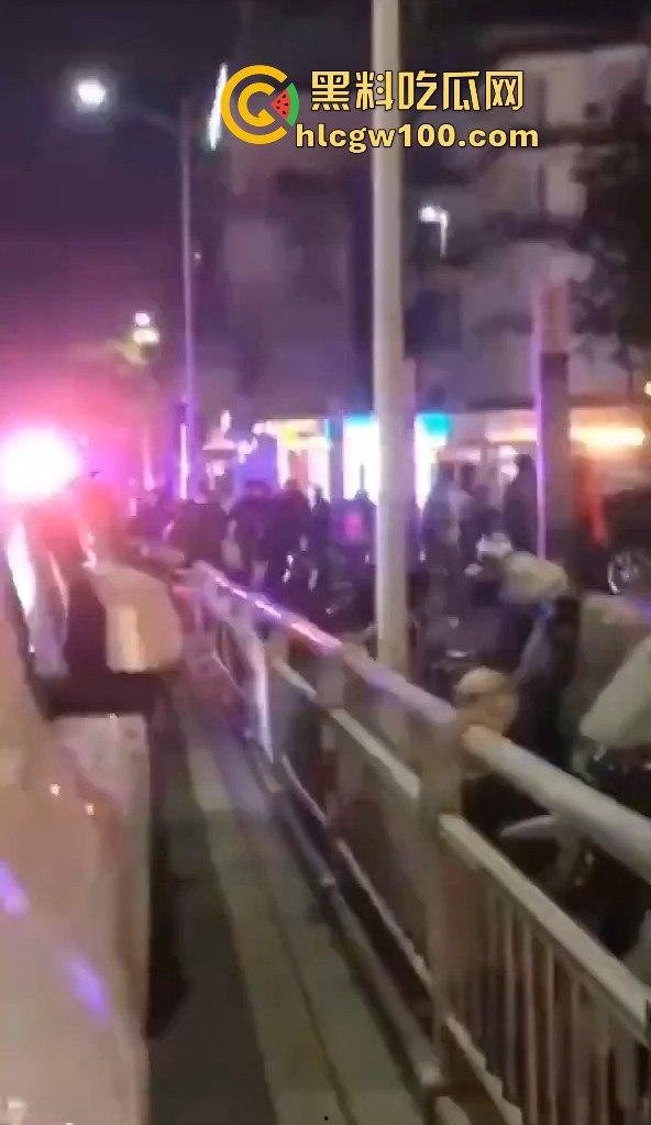 福建南平惊险一男子在夜宵摊用刀具不停地捅刺一女生，大老爷们怎么下得去手的。  第10张