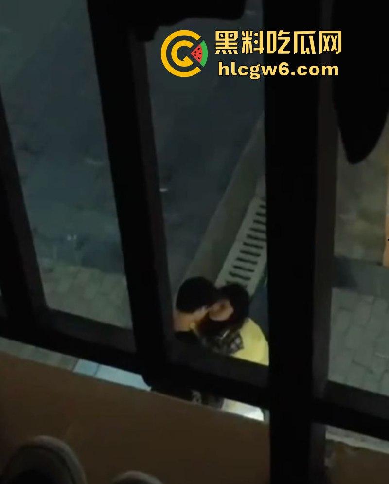 广西建设职业技术学院情侣无人角落野战泄欲被拍 掐脖耳光强制口爆 这妹子是个M吧？  第3张