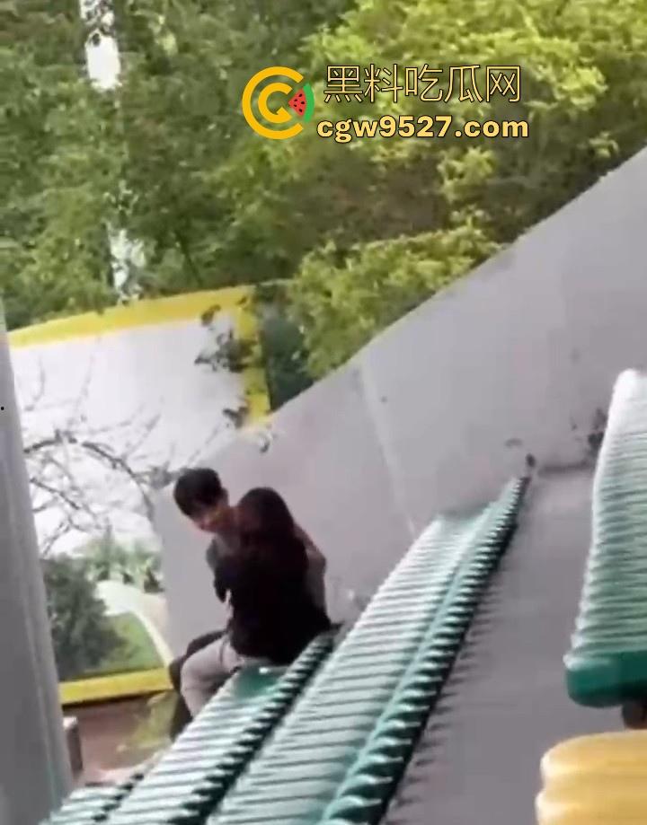 湖北美术学院，小情侣饥渴难耐户外刺激性爱，直接伸进了狂扣狂舔，场面极其刺激！  第5张