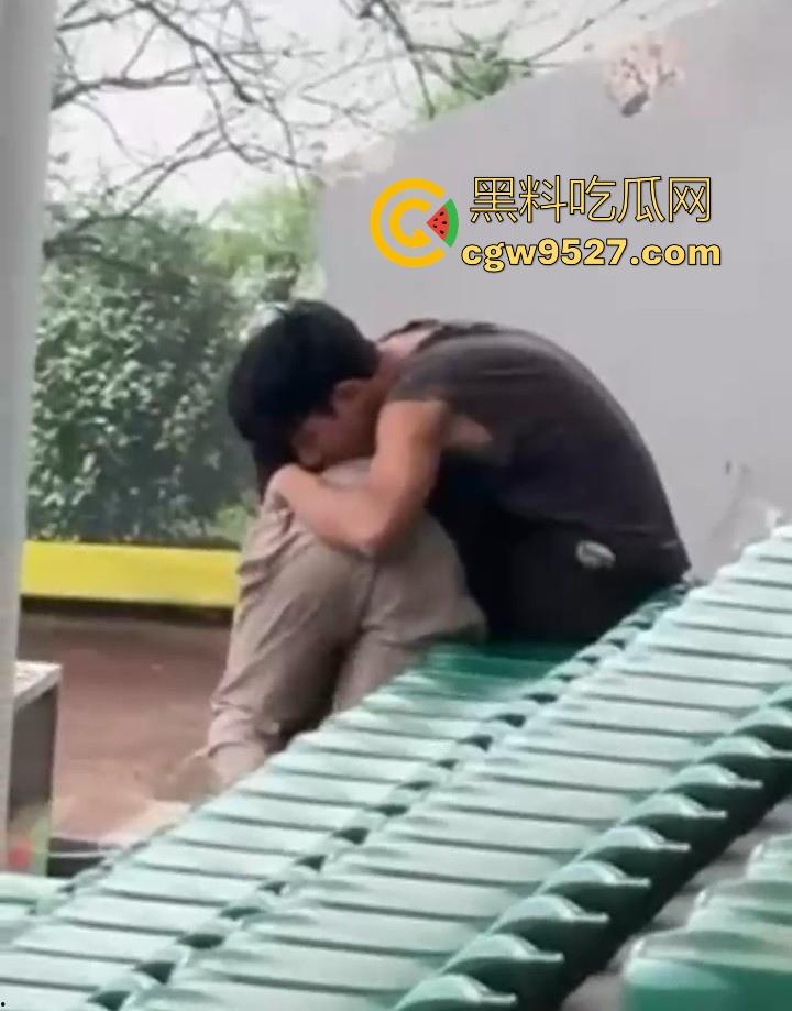 湖北美术学院，小情侣饥渴难耐户外刺激性爱，直接伸进了狂扣狂舔，场面极其刺激！  第10张