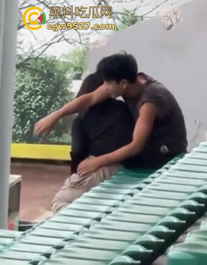 湖北美术学院，小情侣饥渴难耐户外刺激性爱，直接伸进了狂扣狂舔，场面极其刺激！  第11张