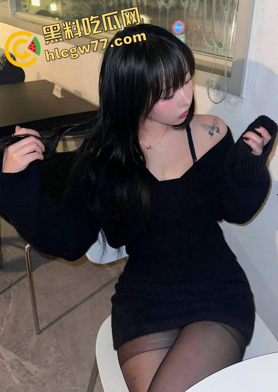 石家庄精神小妹【李亿亿】穿JK制服上门舔棒，含着鸡巴的样子贱得想让人一巴掌操她脸上！  第3张